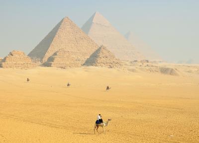 مورخان تاریخ مصر باستان را به چند دوره تقسیم کردند؟